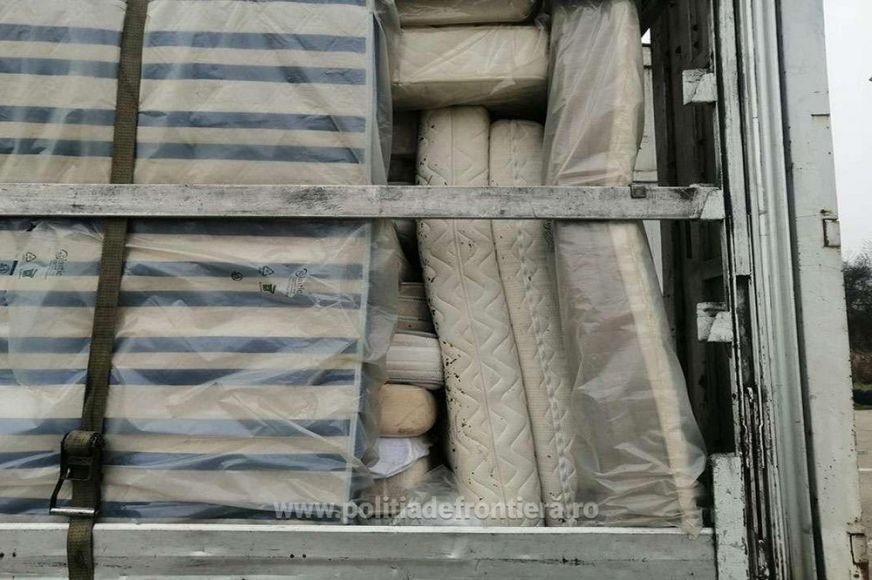 Koszos matracokkal megrakott kamiont fordítottak vissza Petétől -  www.szatmar.ro