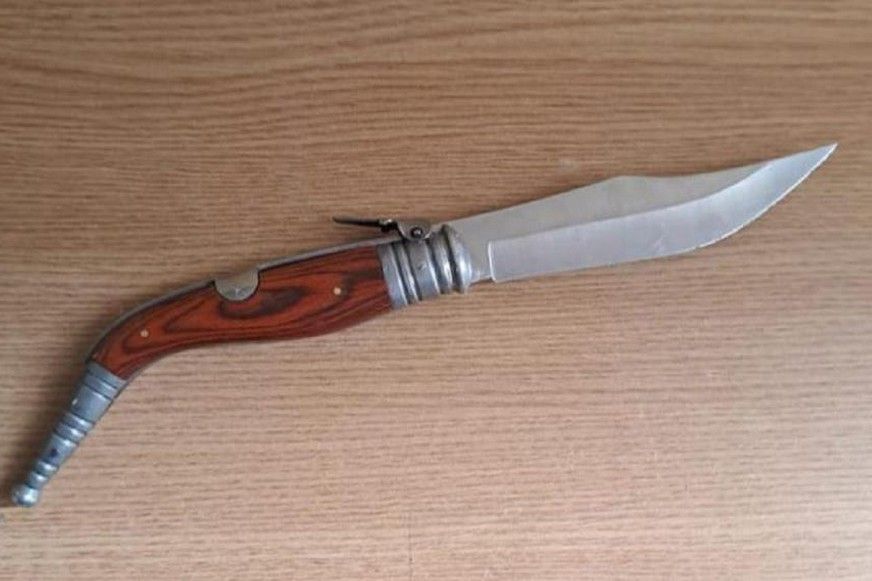 28 centis késsel sétált be egy tizenéves fiú egy craiovai iskolába -  www.szatmar.ro
