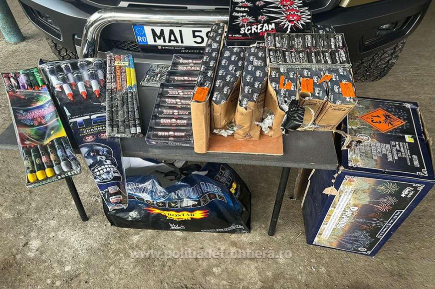 Tizenkét doboz petárdát és tűzijátékot foglaltak le a petei határőrök -  www.szatmar.ro