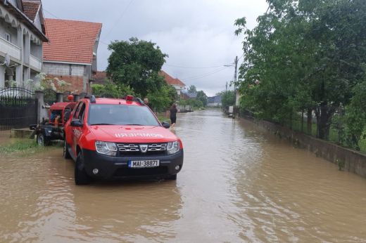 Udvarokat, pincéket, házakat öntött el a víz Szatmár megyében. A tűzoltókat is riasztották a helyszínre. KÉPEK/VIDEÓ
